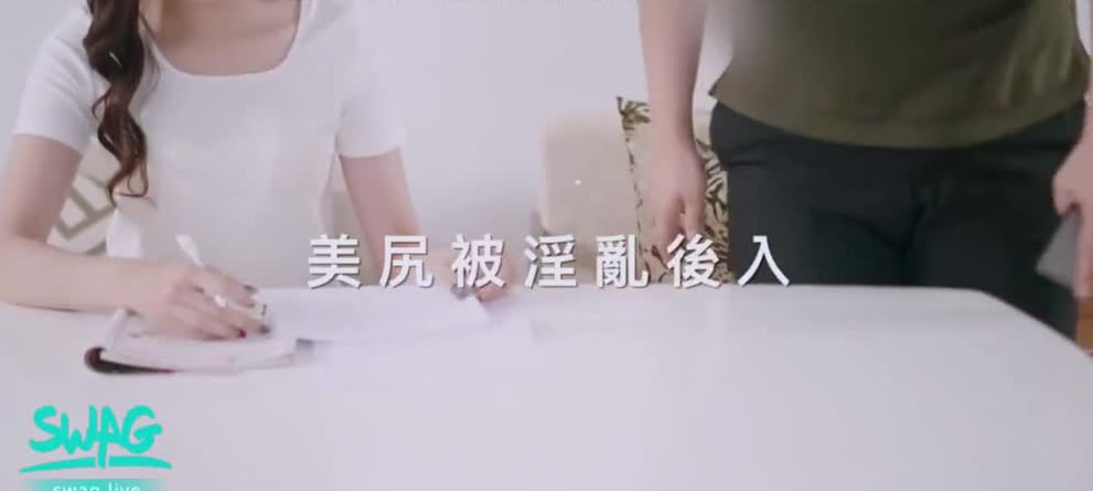 无内裤女学生课上大胆诱惑！饥渴家教老师狂插猛干，教室沦为淫乱炮房